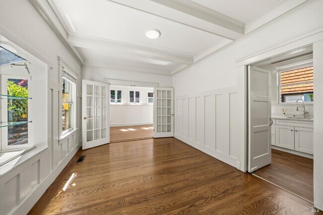 Building Photo - 31 Acacia Ave