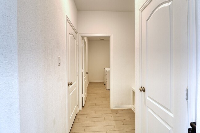 Building Photo - 8106 Royal Palm Ct