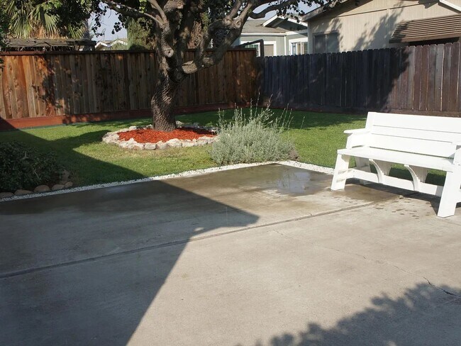 Building Photo - Lots of room