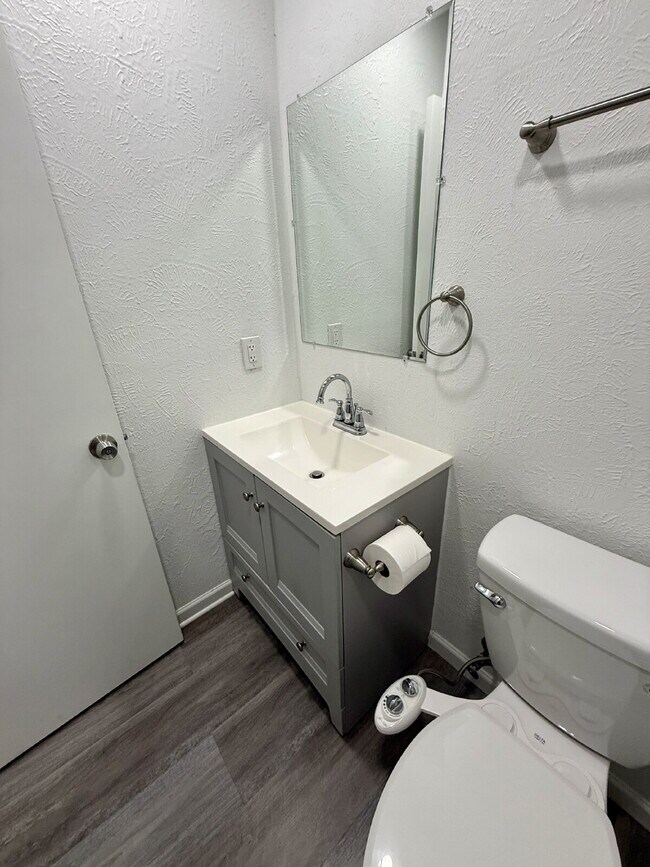 Building Photo - "Charming 3-Bed Oasis with 2 Full Baths in Garland – 1160 Sq Ft of Comfort at 1617 Meadowbrook!"
