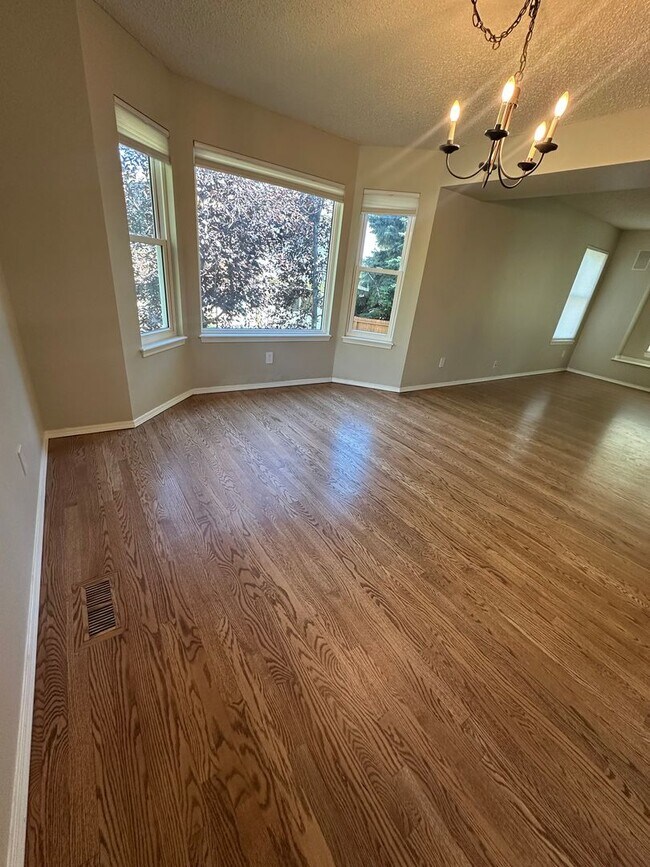 Building Photo - Beautifully Updated 5-Bedroom Home Near Ut...