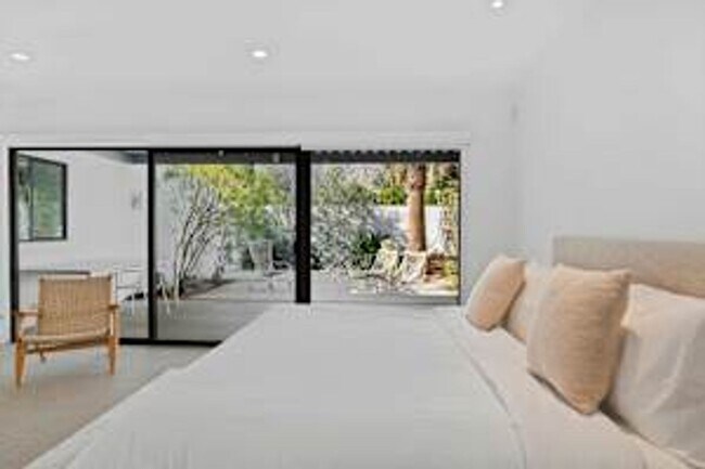 Building Photo - 5 bedroom 5 bath Available for Short Term ...