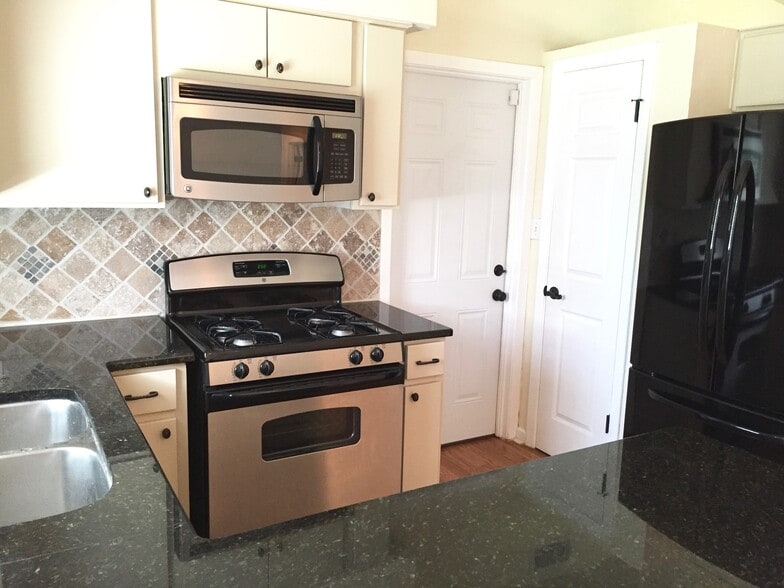 Building Photo - 1405 Green Forest Dr