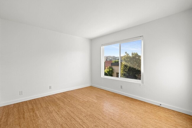 Building Photo - Gorgeous 3+3 Private Single Family Townhou...