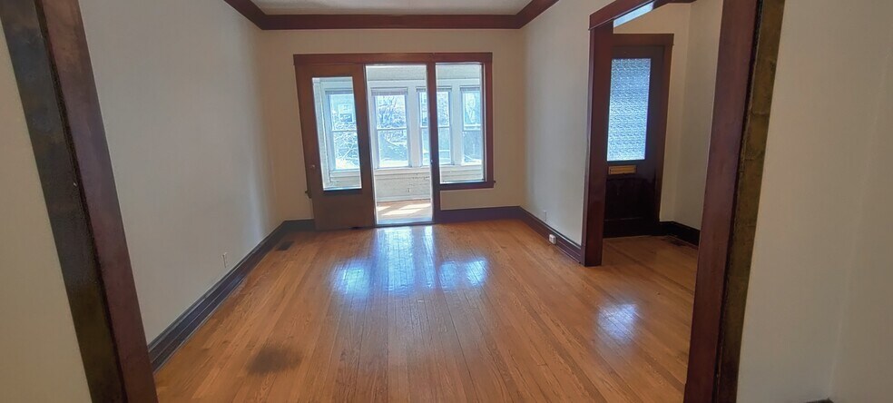 Living - 2450 W Gunnison St