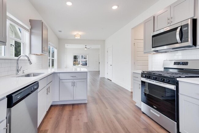 Building Photo - Primary suite on main level with bonus loft upstairs!