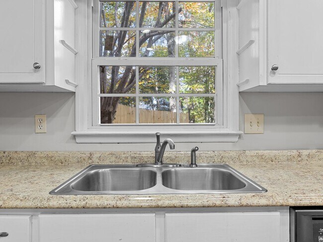 Building Photo - Charming 2BR/1.5BA Townhouse – Pets Welcom...