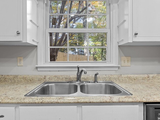 Building Photo - Charming 2BR/1.5BA Townhouse – Pets Welcome, NO APPLICATION FEE if APPROVED