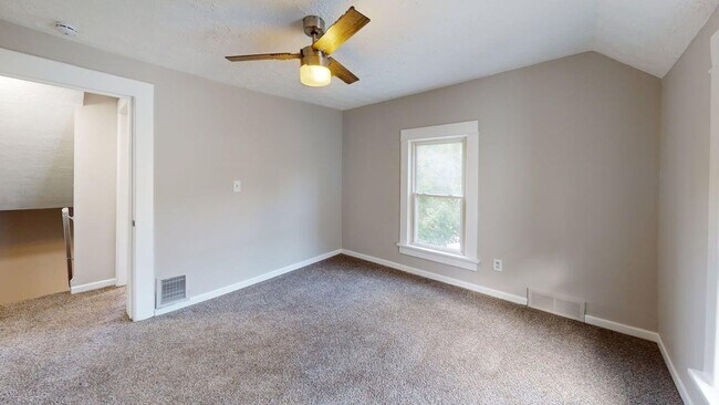 Building Photo - 982 Collinwood Ave