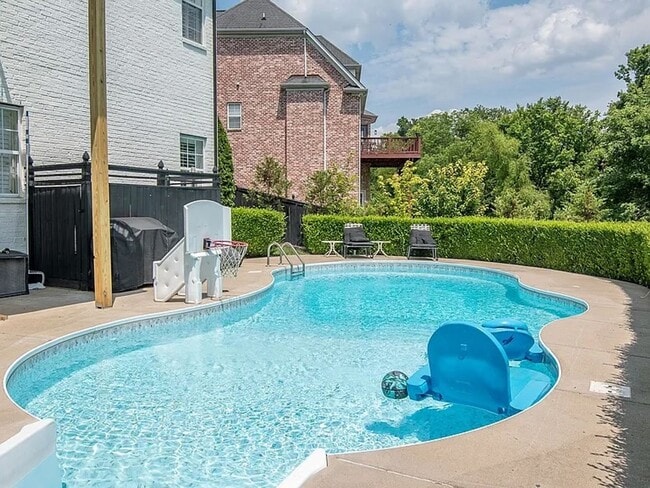 Building Photo - Beautiful 6BR Executive Brentwood Home with Pool