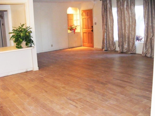Entrance, Livingroom - 15252 Devonshire St