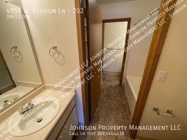 Building Photo - Upgraded 2BR Apartment with Central A/C an...