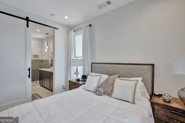 Building Photo - 2bd/2.5ba in Trilith. LakeFront Views!