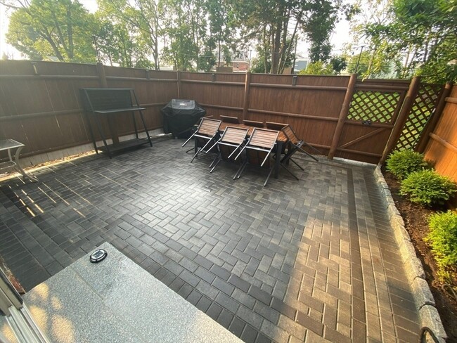 Building Photo - 26 Mather St