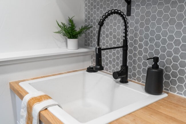 Building Photo - Stylish & Turnkey Furnished 2-BR Daylight Basement Apartment – Utilities + Wi-Fi Included