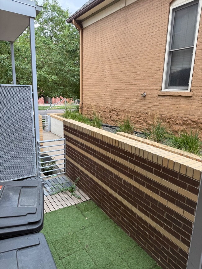 Building Photo - "Spacious 3-Bedroom Townhouse Retreat in Vibrant Denver with 2.5 Baths – 2047 Sq Ft of Modern Liv...