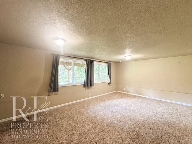 Building Photo - Bright & Spacious Split-Level Home with Gourmet Kitchen, Skylight & Expansive Yard