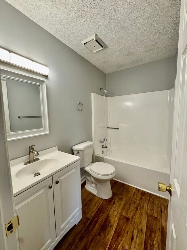 Building Photo - 4 Bedrooms/2 Bath Ranch Home!