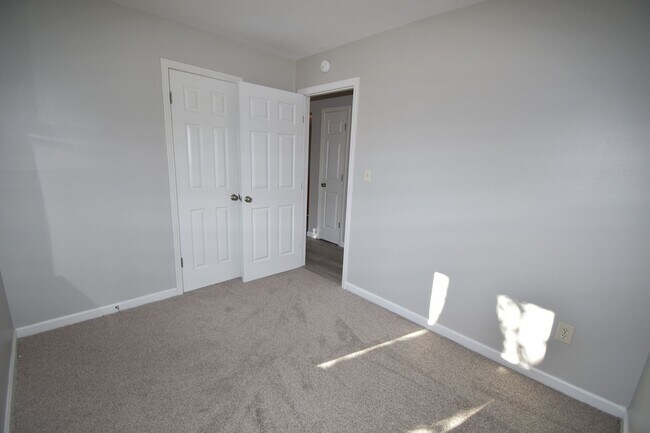 Building Photo - 4 Bedroom Home For Rent Over The River!