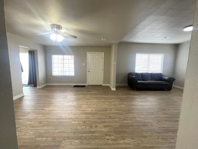 Building Photo - Completely Remodeled Single-Family Home for Rent in Kennewick, WA!