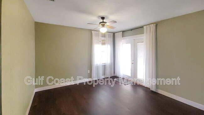 Building Photo - 904 17th Ave W