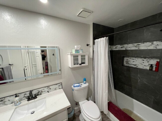 Building Photo - 2 Bed 1.5 Bath Townhome In Martinez