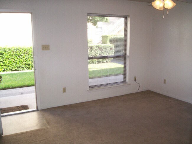 Building Photo - 2205 Botanical Dr