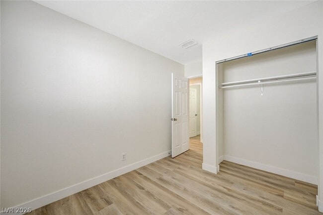 Building Photo - 893 W Bartlett Ave