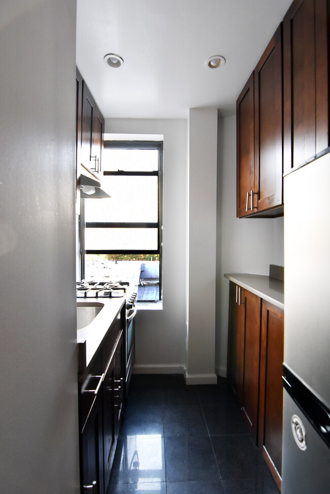 Building Photo - 408 W 130th St