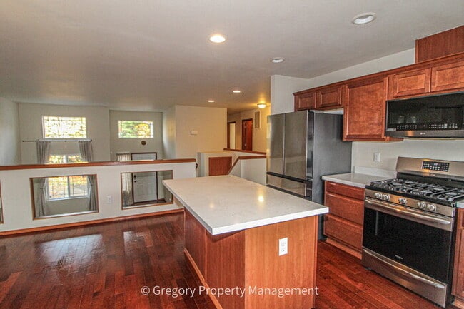 Building Photo - Bright and Spacious 5 bed Home - Steps from Martha Lake Airport!