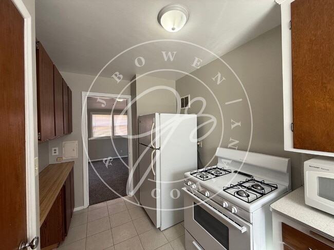 Building Photo - "Charming 2-Bed upper Duplex on Wyckliffe Parkway – Cozy Living Awaits!"