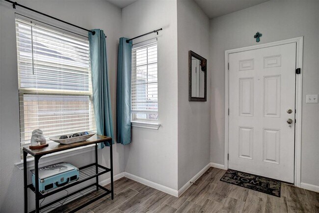 Building Photo - 205 Driftwood Ln