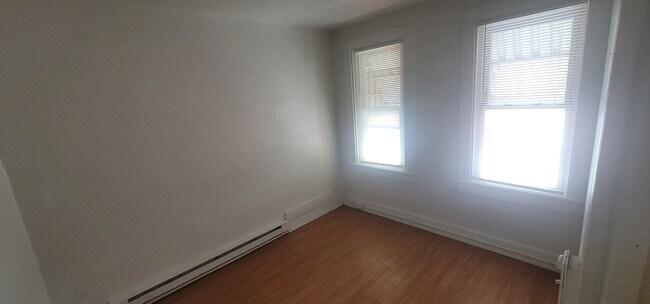 Building Photo - 438 E Strawberry St