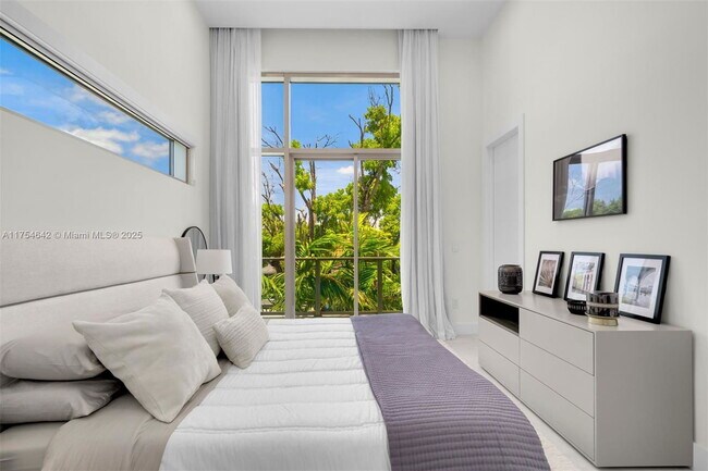 Building Photo - 1201 W 47th St