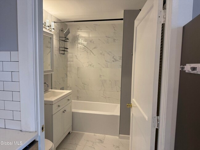 Building Photo - 5 Broadway