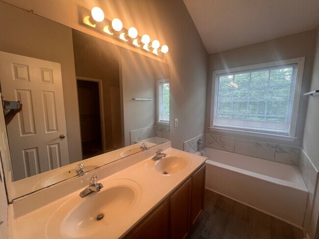 Building Photo - Charming 3-Bedroom Home with Endless Poten...