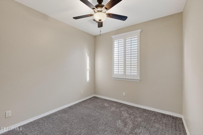 Building Photo - 220 S Manzanita Dr