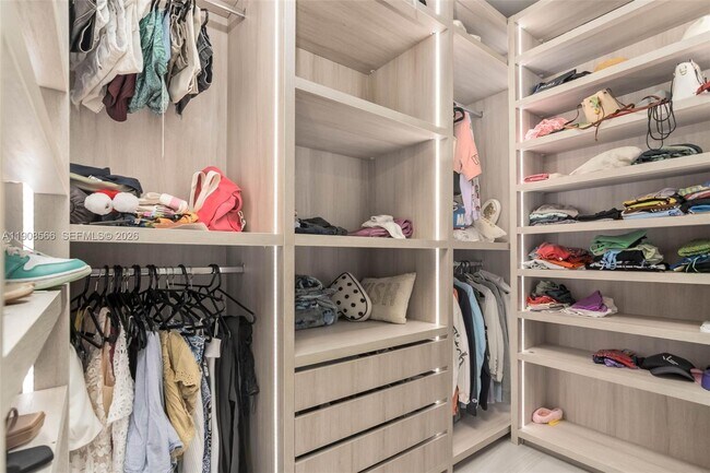 Building Photo - 20355 NE 34th Ct