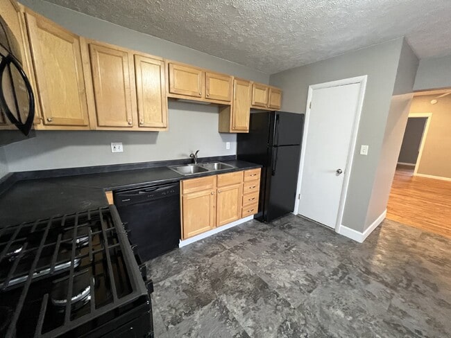 Building Photo - West Side 3BR Townhouse Style