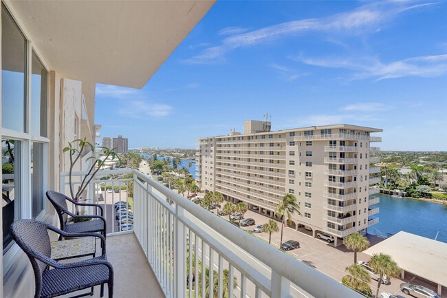 Building Photo - 1051 Hillsboro Mile
