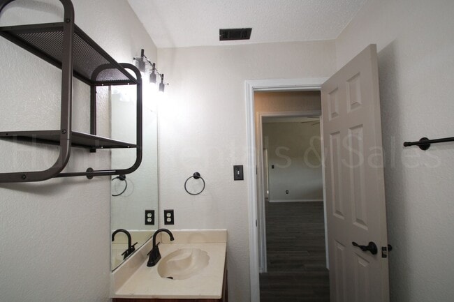 Building Photo - Updated Beauty! A Must See!