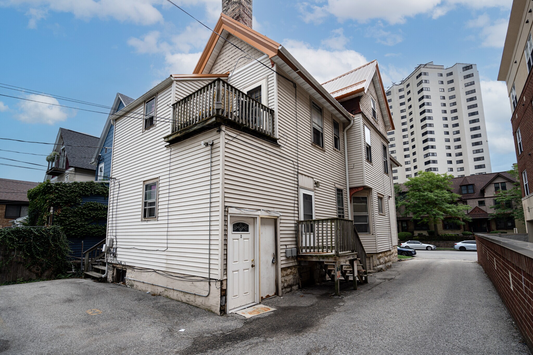 Building Photo - 1627 N Farwell Ave