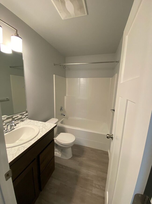 Building Photo - $2,300 - 3 Bed / 2 Bath Beautiful Home with Fully Fenced Yard in Airway Heights