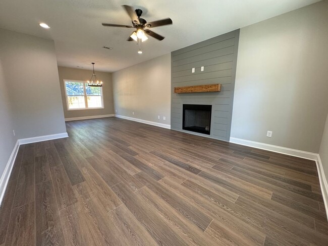 Building Photo - NEWER 4/2.5 House in Armuchee-$2,195