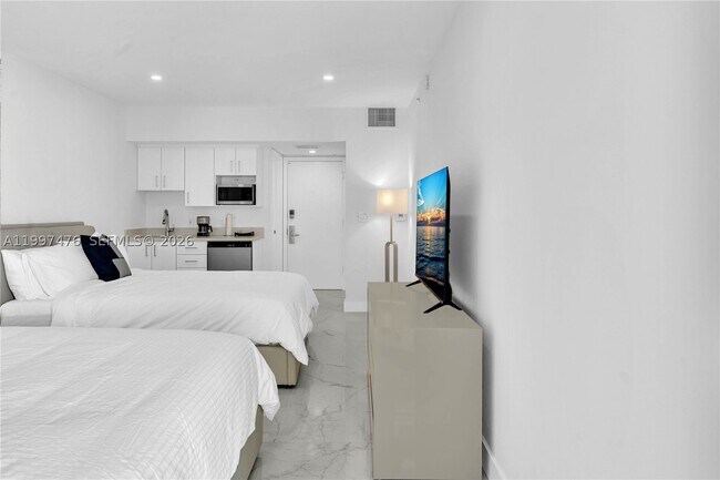 Building Photo - 17375 Collins Ave