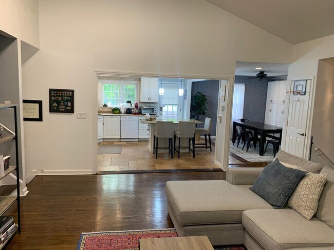 Building Photo - Large House in Cherry Hill East