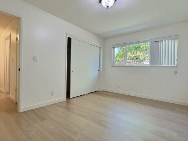 Building Photo - 3BD/2BA - Updated Duplex in Cozy Willow Gl...