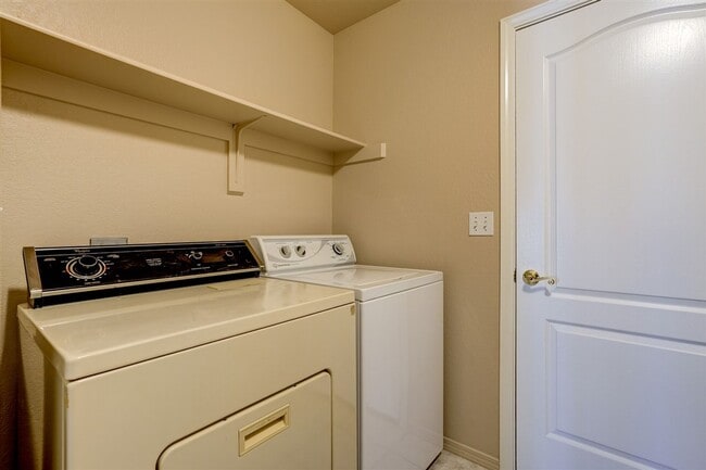 Building Photo - 4150 N Viewpoint Dr