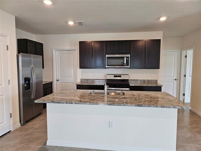 Building Photo - 35711 Sunflower Hl Dr