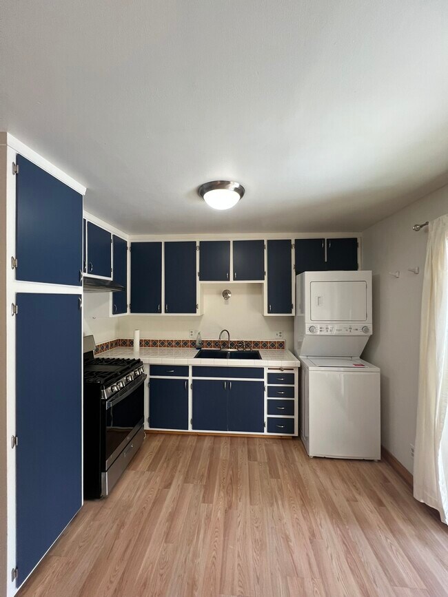 Building Photo - 654 Eloise Ave